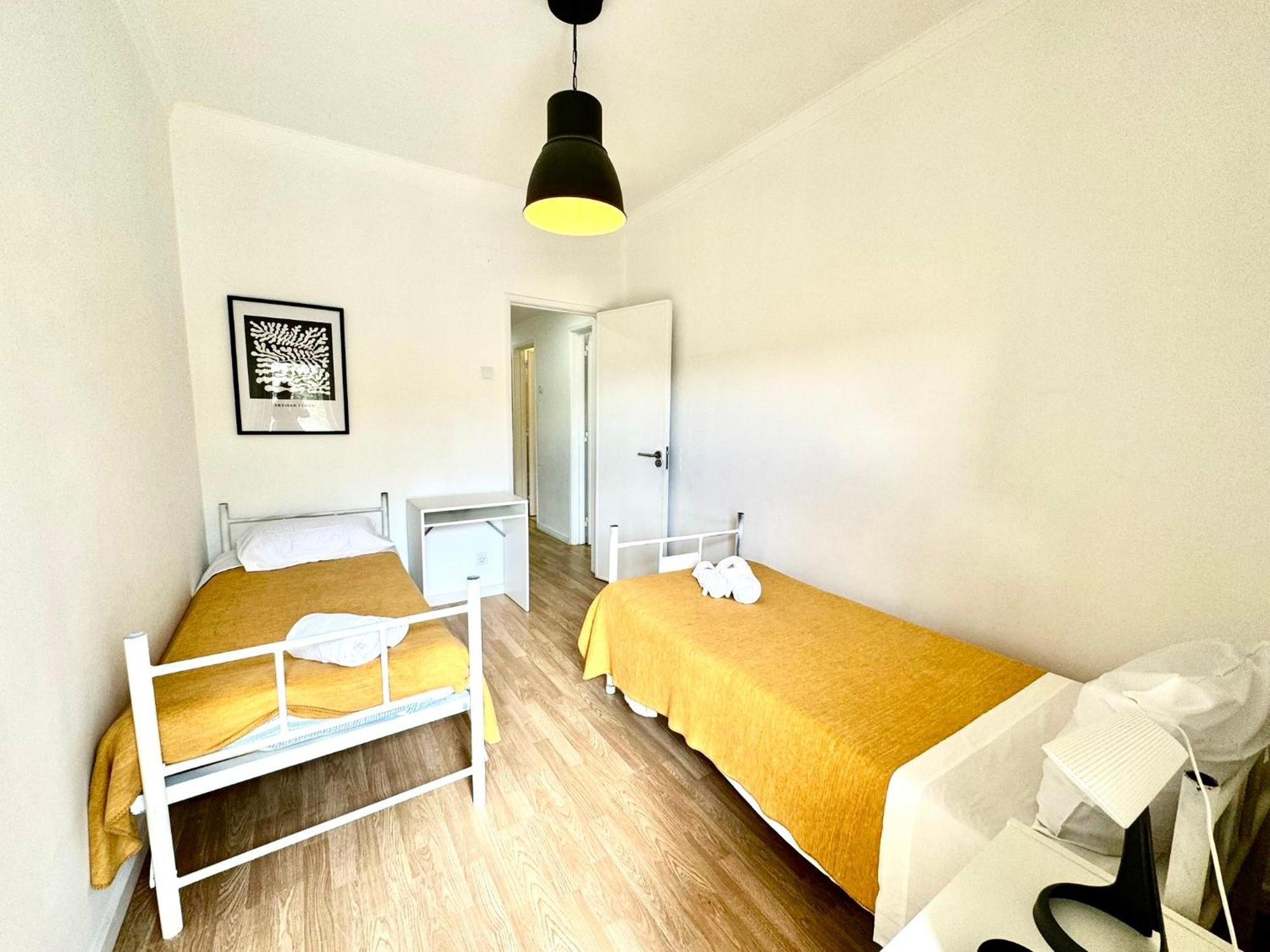 Almada Big Flat Next To Lisbon And Caparica Beach Extérieur photo